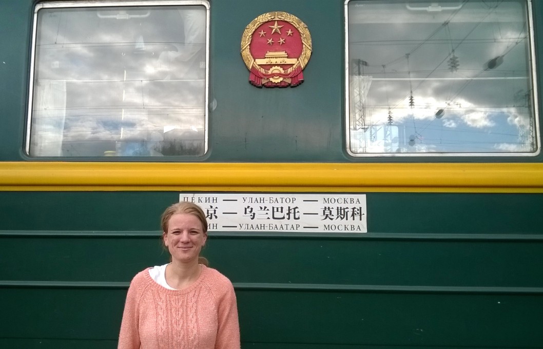 Anja vor der Transsibirischen Eisenbahn